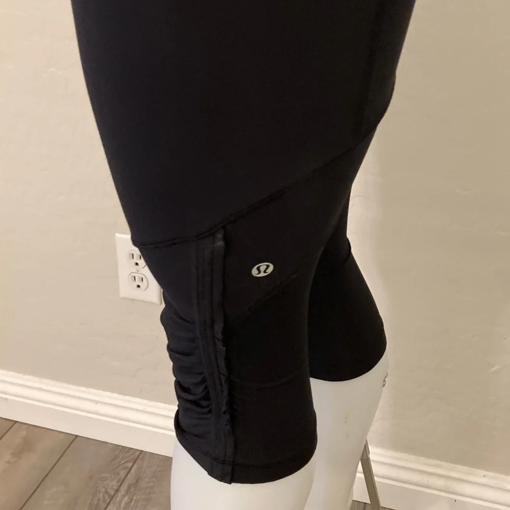 Lululemon Black Side Ruched Cropped Leggings Size 6
